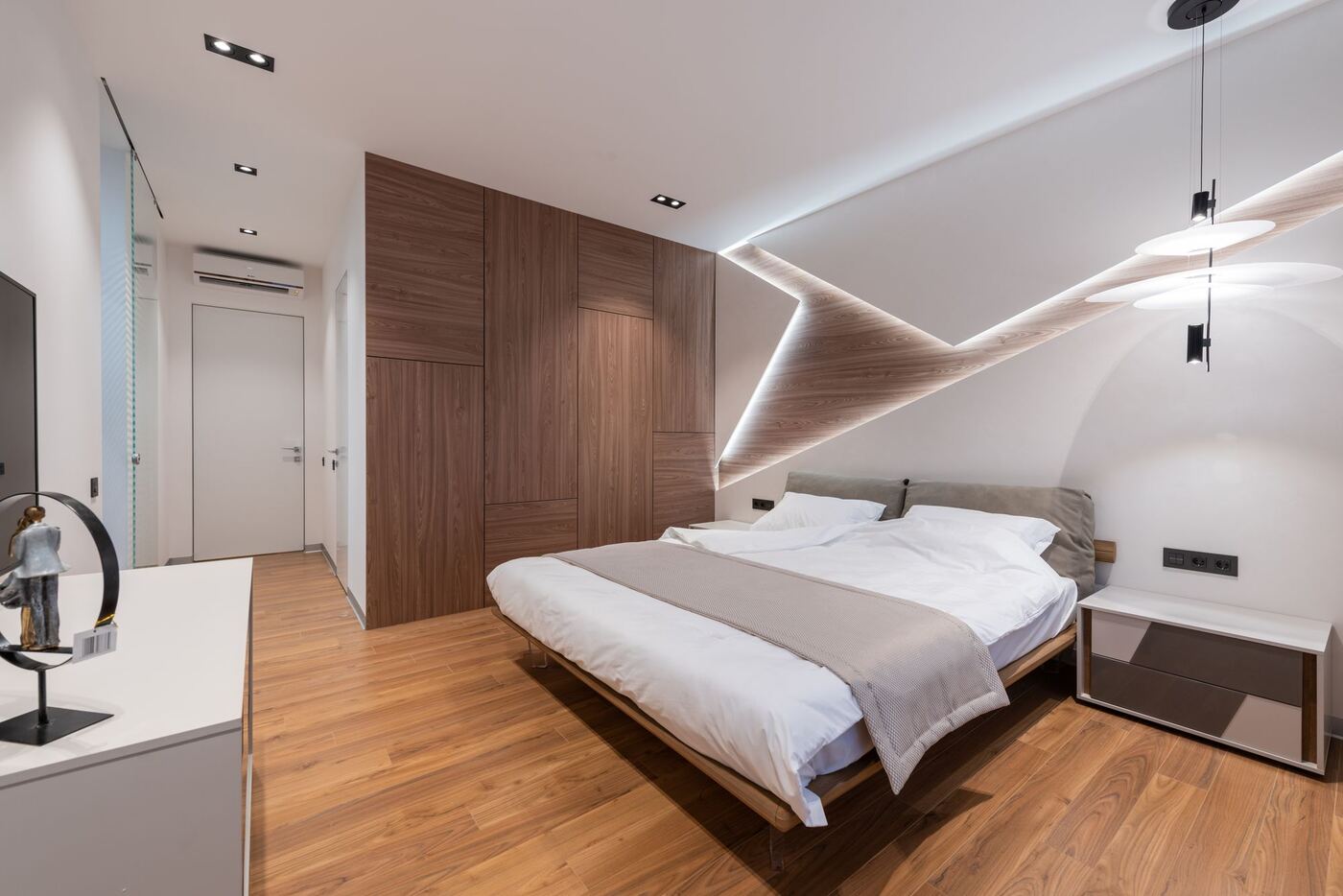 Dormitorio con cama doble y pared de madera