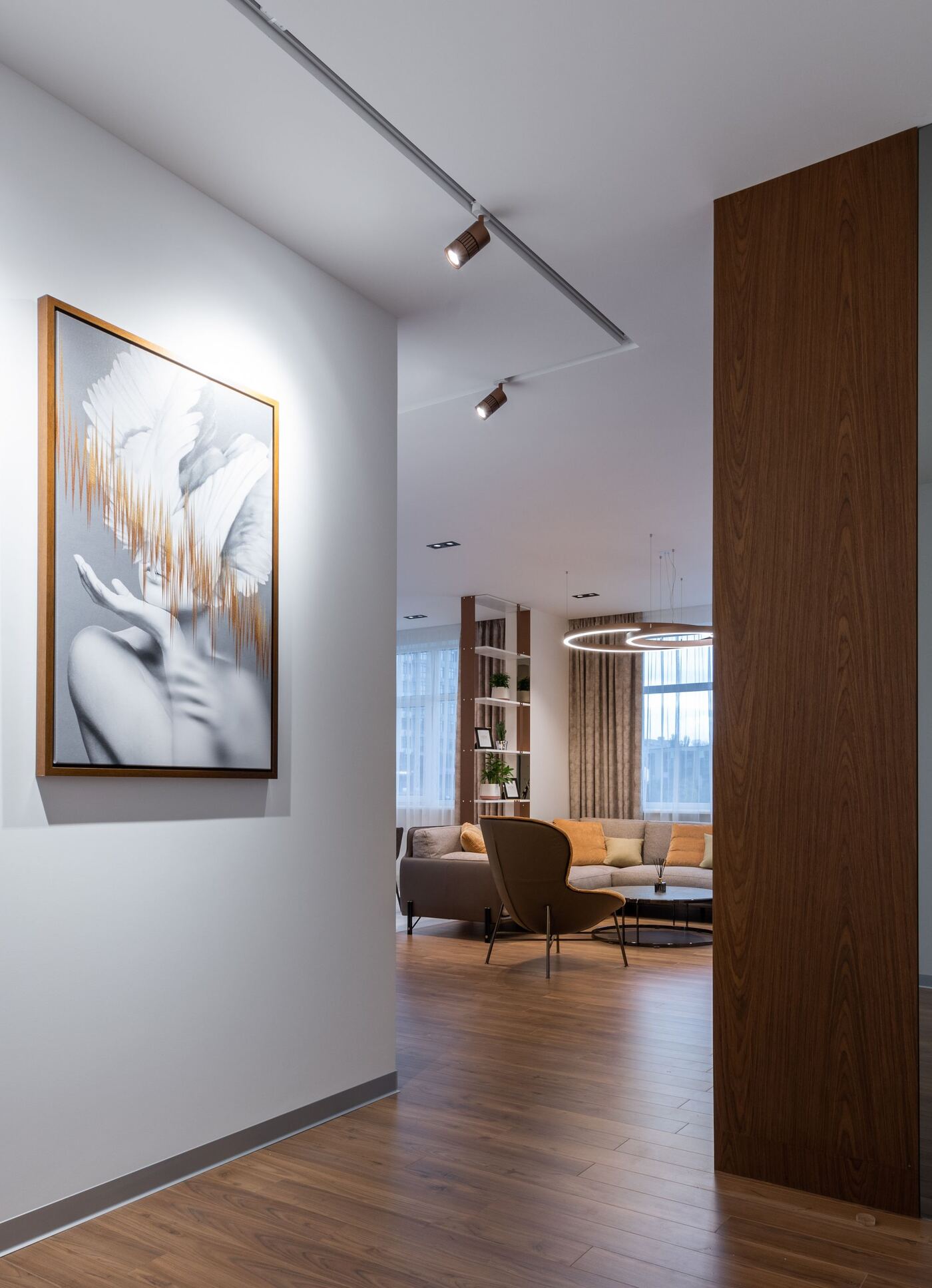 Pasillo del apartamento con cuadro y vista hacia el salón