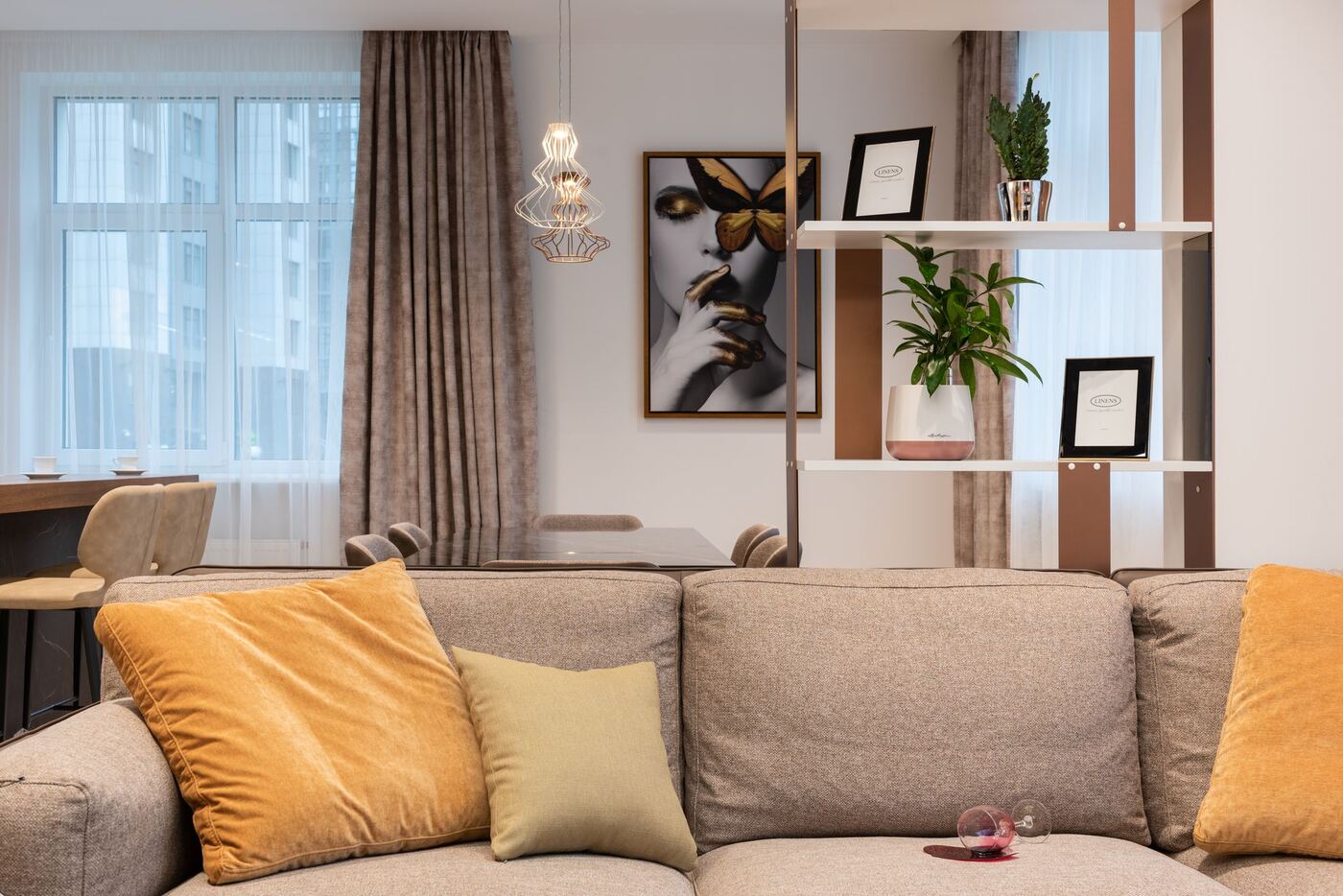 Sofá con cojines naranjas en el salón del apartamento